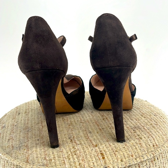 Vince Camuto size 8 sude and leather. Preowned - Picture 3 of 9